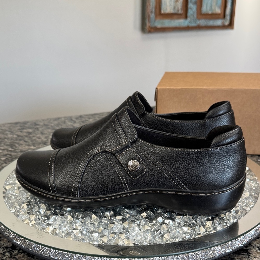 Clarks Cora Poppy Black Leather Loafers NEW 11